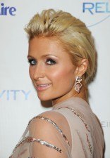 Paris Hilton con maquillaje en tonos dorados