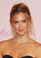 Bar Refaeli con maquillaje en tonos dorados