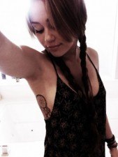 Miley Cyrus se tatu� un atrapasue�os
