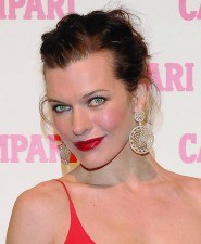 Milla Jovovich con labios rojo sangre