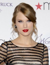 Taylor Swift maquilla sus labios en rojo intenso