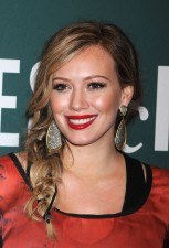 Hilary Duff maquilla sus labios en rojo