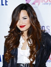 Demi Lovato con labios en rojo intenso