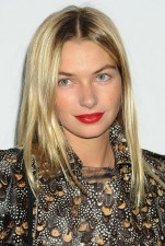Jessica Hart con labios rojo valentino, p�cara inocencia