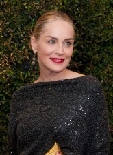 Sharon Stone, muy sensual y glamourosa con labios rojos
