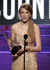 Taylor Swift y su coleta baja ladeada en los American Music Awards 2011