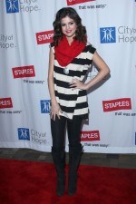 Selena G�mez apuesta por las rayas