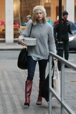 Fearne Cotton con amplio jersey gris