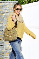 Haylie Duff con jersey mostaza