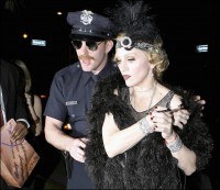 Madonna con la pulsera roja de la Kabbalah