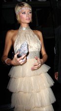 Paris Hilton toca madera