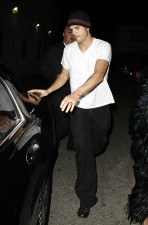 Ashton Kutcher con la pulsera de la Kabbalah