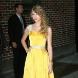 Taylor Swift, rom�ntica en amarillo