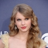 El maquillaje y peinado natural de Taylor Swift