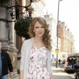 Taylor Swift con vestido primaveral de flores