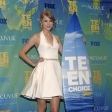 Taylor Swift con vestido blanco