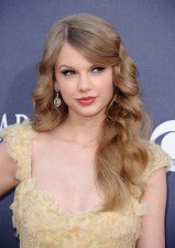 El maquillaje y peinado natural de Taylor Swift