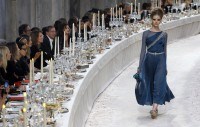 Vestido azul de la colección París-Bombay del diseñador Karl Lagerfeld para Chanel