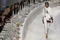 Modelo desfilando con un diseño de la nueva colección París-Bombay del diseñador Karl Lagerfeld para Chanel 