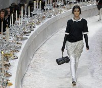 Diseño en blanco y negro de la colección París-Bombay del diseñador Karl Lagerfeld para Chanel