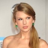 Taylor Swift con coleta baja ladeada