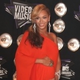 Beyonc� con coleta baja ladeada y tup�