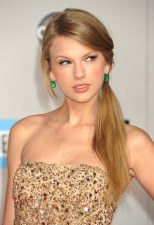 Taylor Swift con coleta baja ladeada