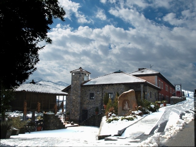 Exterior nevado del Hotel La Cepada en Asturias