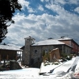 Exterior nevado del Hotel La Cepada en Asturias