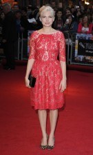 Michelle Williams con vestido de encaje rojo