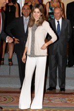 Letizia Ortiz tambi�n apuesta por los pantalones campana