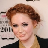 Karen Gillan resalta el maquillaje de sus ojos