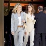 Miriam Lapique y Elena Cue durante el funeral de Mar�a �ngeles Sandoval, Pitina