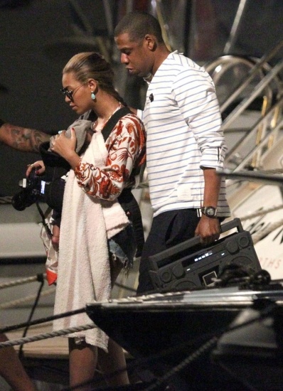 Blue Ivy, hija de Beyoncé y Jay-Z, y su pan bajo el brazo