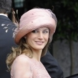 La princesa Letizia, con un elegante tocado en la boda de Kate Middleton y el pr�ncipe Guillermo