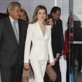 Do�a Letizia, con un traje de chaqueta y pantal�n en blanco impoluto