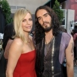 Charlize Theron resalta su figura en los premios MTV con palabra de honor y peplum