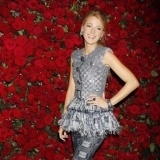 Blake Lively, tributo a Almod�var con peplum incorporado