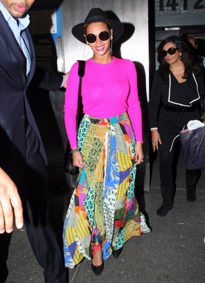 Beyoncé, rosa flúor y multicolor