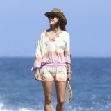 Alessandra Ambrosio, minivestido para ir a la playa