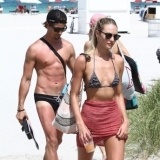 Candice Swanepoel, la modelo se pone falda