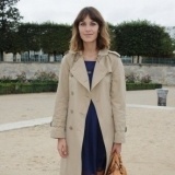 Alexa Chung con trench de Burberry