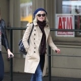 Kirsten Dunst con trench cl�sico de Burberry y vaqueros