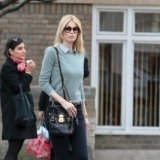 Claudia Schiffer combina muy bien los pantalones campana