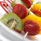 Brochetas de frutas como snack navide�o bajo en calor�as