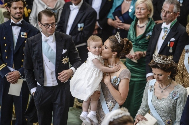 Victoria de Suecia besa dulcemente a su hija, la princesa Estelle durante la boda de Magdalena de Suecia y Christopher O´Neill