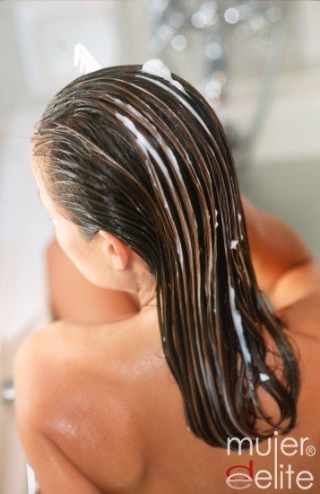 Recurre a las mascarillas para mantener la hidratación del cabello y evitar que pierda elasticidad
