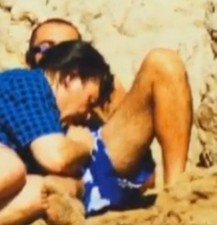 Antonio Canales, con su novio en la playa