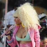 Nicki Minaj ense�a un pez�n