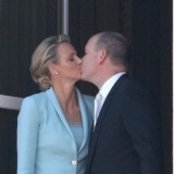 El Pr�ncipe Alberto y Charlene nos muestran un beso soso